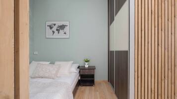 Tabla de planchar con plancha, cuna de viaje, wifi y ropa de cama