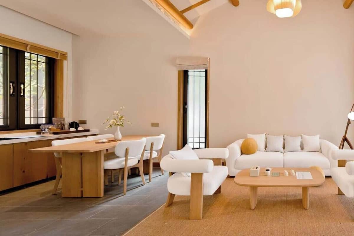 Una sala de estar moderna con un juego de sofá, una mesa de centro y un comedor con sillas y una mesa.