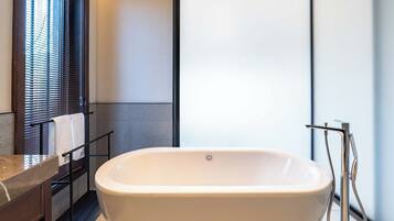 Deep-soaking bathtub