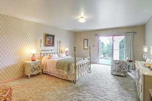 Room - Massive Princeton Estate: Great for Large Groups! (Princeton)