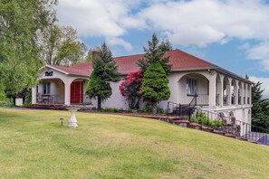 Exterior - Massive Princeton Estate: Great for Large Groups! (Princeton)