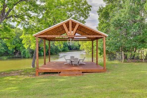 Terrace/patio - Dock Access! Cozy 'Darlin' Suite' on Lake Granbury (Granbury)