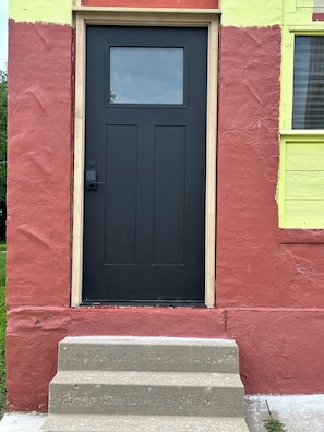 Exterior detail - Clean, easily accessible 2bdrm apartment with AC. 2 mins to base - 15mins to KC (Leavenworth)