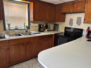Private kitchen - Clean, easily accessible 2bdrm apartment with AC. 2 mins to base - 15mins to KC (Leavenworth)