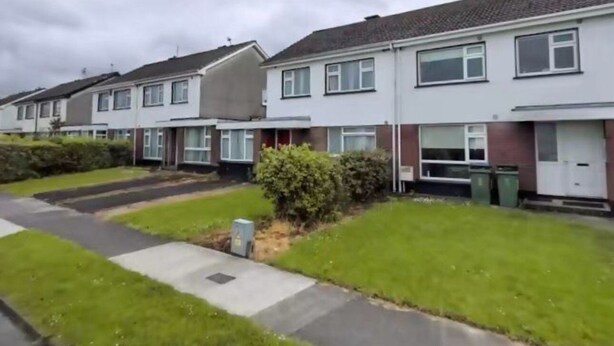 A row of terraced houses with a paved driveway and a small bush in the front yard. - Lovely 1-bedroom house in charming Limerick for a relaxing stay (Limerick)