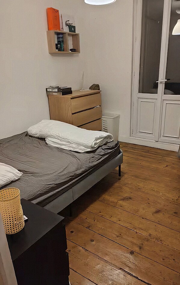Een strijkplank/strijkijzer, wifi, beddengoed