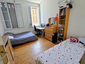 Tabla de planchar con plancha, wifi y ropa de cama