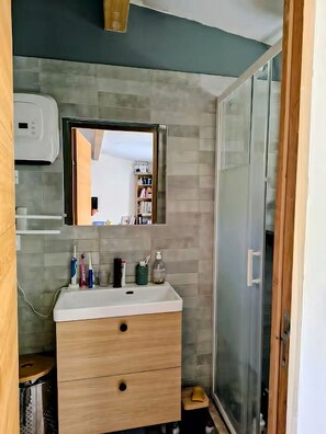 Een haardroger, handdoeken, zeep, toiletpapier
