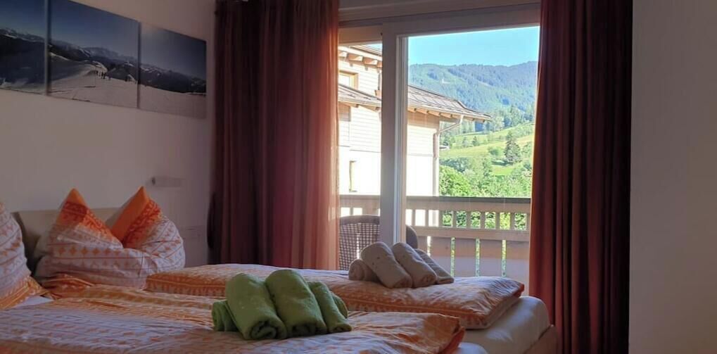 Travel crib, free WiFi, bed sheets