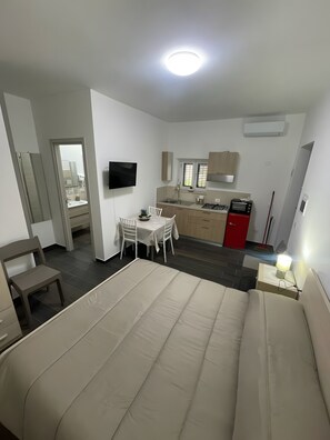 WiFi, bed sheets - Holiday Home 'Villa Sisca Oriolo' with Private Garden, Wi-Fi and Air Conditioning (Torricella)