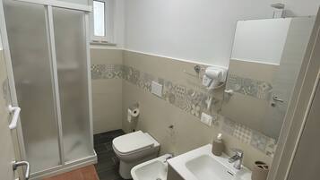 Ducha, secador de pelo, toallas