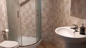 Camera doppia, 1 letto matrimoniale, vista giardino | Bagno | Asciugacapelli, bidet, asciugamani, sapone