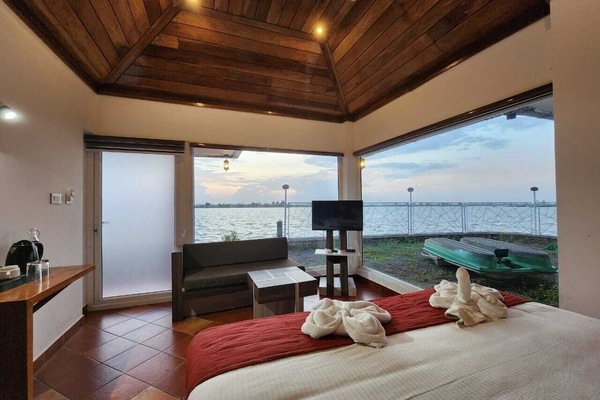 Deluxe Room | WiFi (free), bed sheets