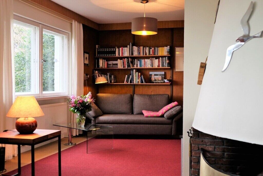 Smart TV, fireplace, DVD player, books