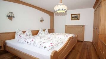 1 Schlafzimmer, Reisekinderbett, kostenloses WLAN, Bettwäsche