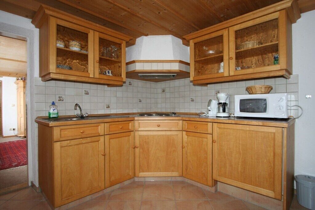 Kühlschrank, Mikrowelle, Herdplatte, Wasserkocher mit Kaffee-/Teezubehör