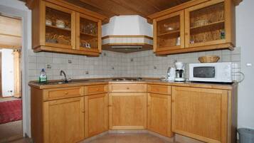 Kühlschrank, Mikrowelle, Herdplatte, Wasserkocher mit Kaffee-/Teezubehör