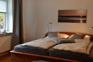 Ein Bett mit Kopfteil, Kissen und Decke.