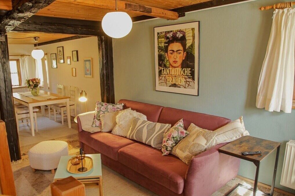 Smart TV, DVD player, books, stereo
