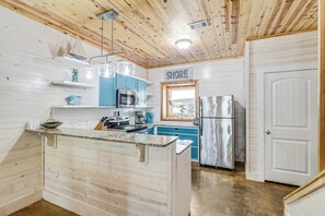 Private kitchen - Golf Cart + Community Pool | Mins to Gulf Beaches | Sandy Shores (Port Aransas)