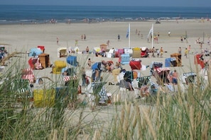 A beach with tents and beachgoers. - Holiday apartment in Juist with swimming pool (Juist)