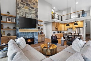 Smart-TV, Kamin, Tischfußball, Tischtennisplatte