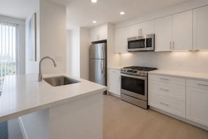 Private kitchen - Stylish 2BR Toronto Stay in the Heart of Downtown - Walk to Top Attractions! (Toronto)