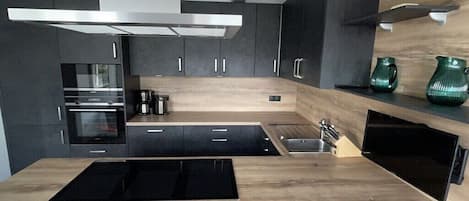 Réfrigérateur, four à micro-ondes, un four, surface de cuisson