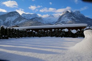 A snow-covered mountain landscape with a wooden building and a snow-covered roof. - Holiday apartment in Lofer with swimming pool (Lofer)