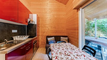 Kahvin-/teenkeitin, jääkaappi, mikroaaltouuni, uuni