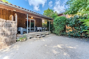 Outdoor dining - Holiday Home “La Cabane 2 - Bassin d’Arcachon” with Shared Pool and Private Garden (Gujan-Mestras)