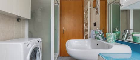 Apartment, 2 Bedrooms, Balcony | Bathroom