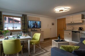 Eine moderne Wohnung mit Essbereich, Küche und Wohnbereich.