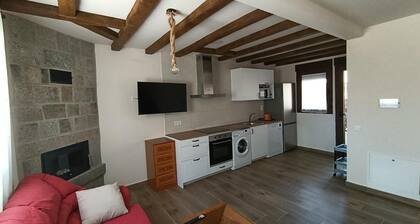 Rural House 'La Zarzosa' with Mountain Views, Private Terrace, and Air Conditioning