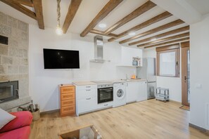 Wasserkocher mit Kaffee-/Teezubehör, Kühlschrank, Mikrowelle, Ofen