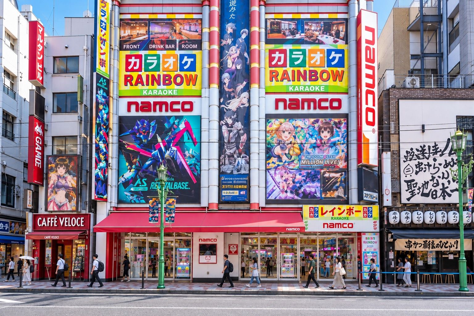 Ein Gebäude mit großen, bunten Werbeanzeigen für 'Rainbow Karaoke' und 'The Idol Sister Million Live!', mit dem 'namco'-Logo.