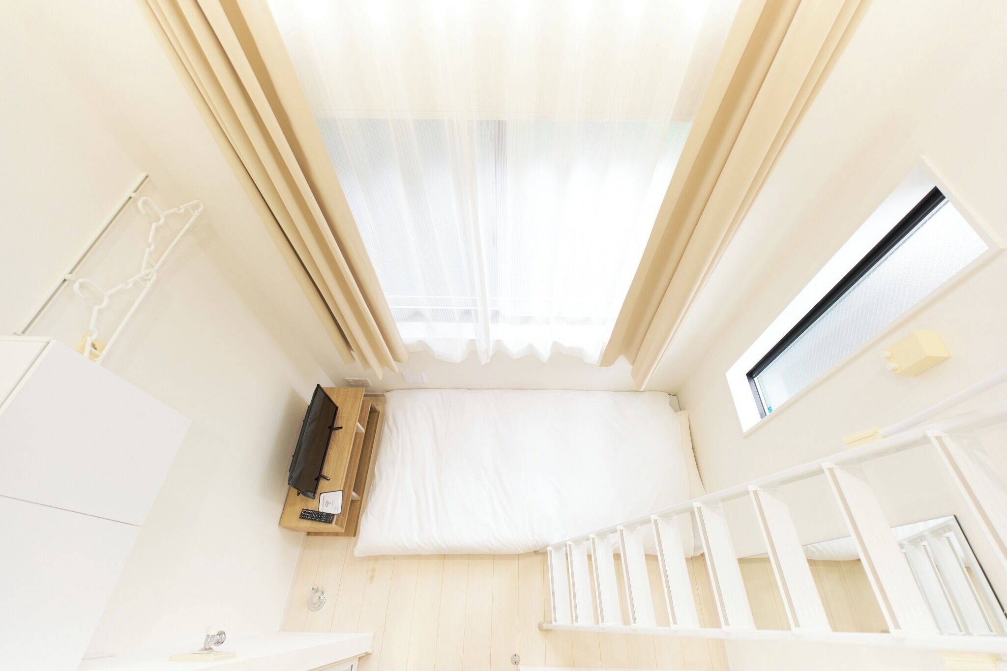 Een bureau, gratis wifi, beddengoed