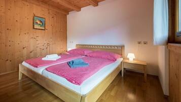 Bügeleisen/Bügelbrett, Reisekinderbett, kostenloses WLAN, Bettwäsche