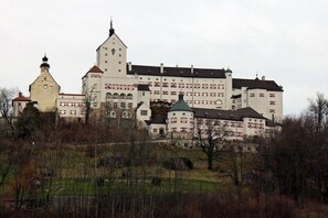 Ein großes, historisches Gebäude mit mehreren Türmen und einem markanten, zentralen Turm.