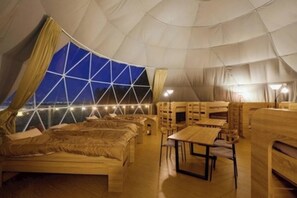 Una carpa con una cama, una mesa y sillas.