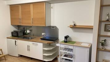 Kühlschrank, Herdplatte, Wasserkocher mit Kaffee-/Teezubehör, Toaster