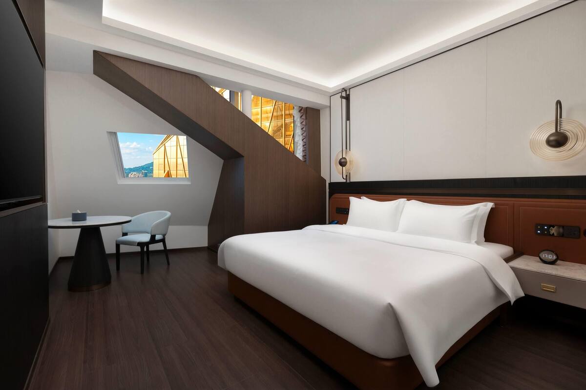 Standard Room, 1 King Bed, Smoking