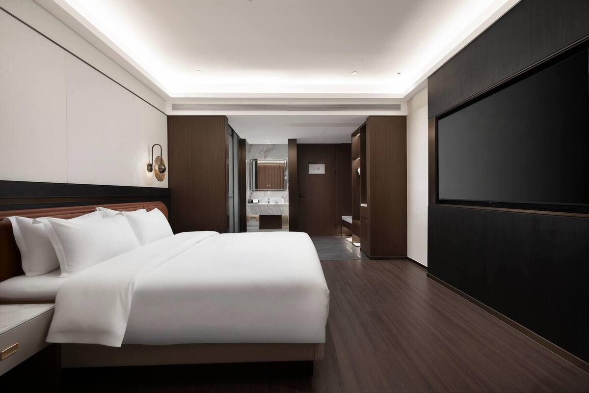 Deluxe Room, 1 King Bed, Smoking