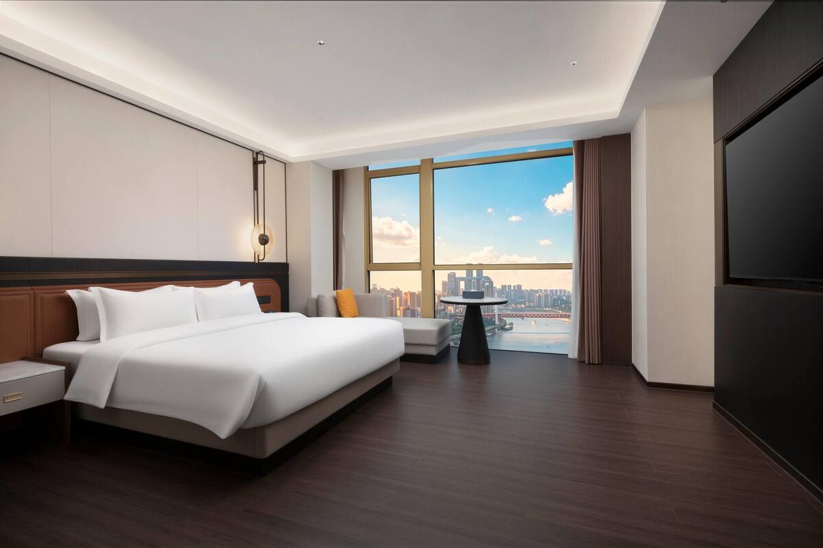 Room, 1 King Bed, Smoking (Selected Room)