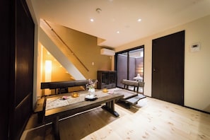 Ein modernes Interieur mit Esstisch, Bänken und Blick ins Freie.