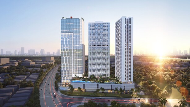 Een hoog gebouwcomplex met meerdere verdiepingen, omgeven door groen en een drukke weg.