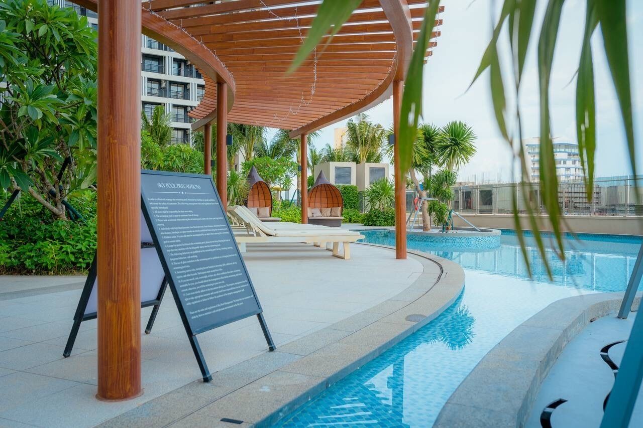 9 outdoor pools