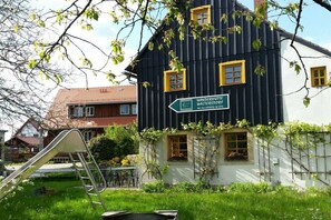 A black and white building with a sign indicating 'Wanderhütte Waltersdorf.' - Waltersdorf hiking hut (Bad Schandau OT Waltersdorf)