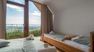 2 bedrooms, iron/ironing board, travel crib, WiFi (free)