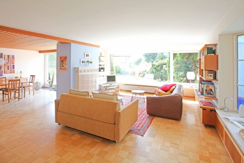 Smart-TV, Kamin, DVD-Player, Bücher